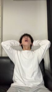 自宅で悩む男性｜悩み