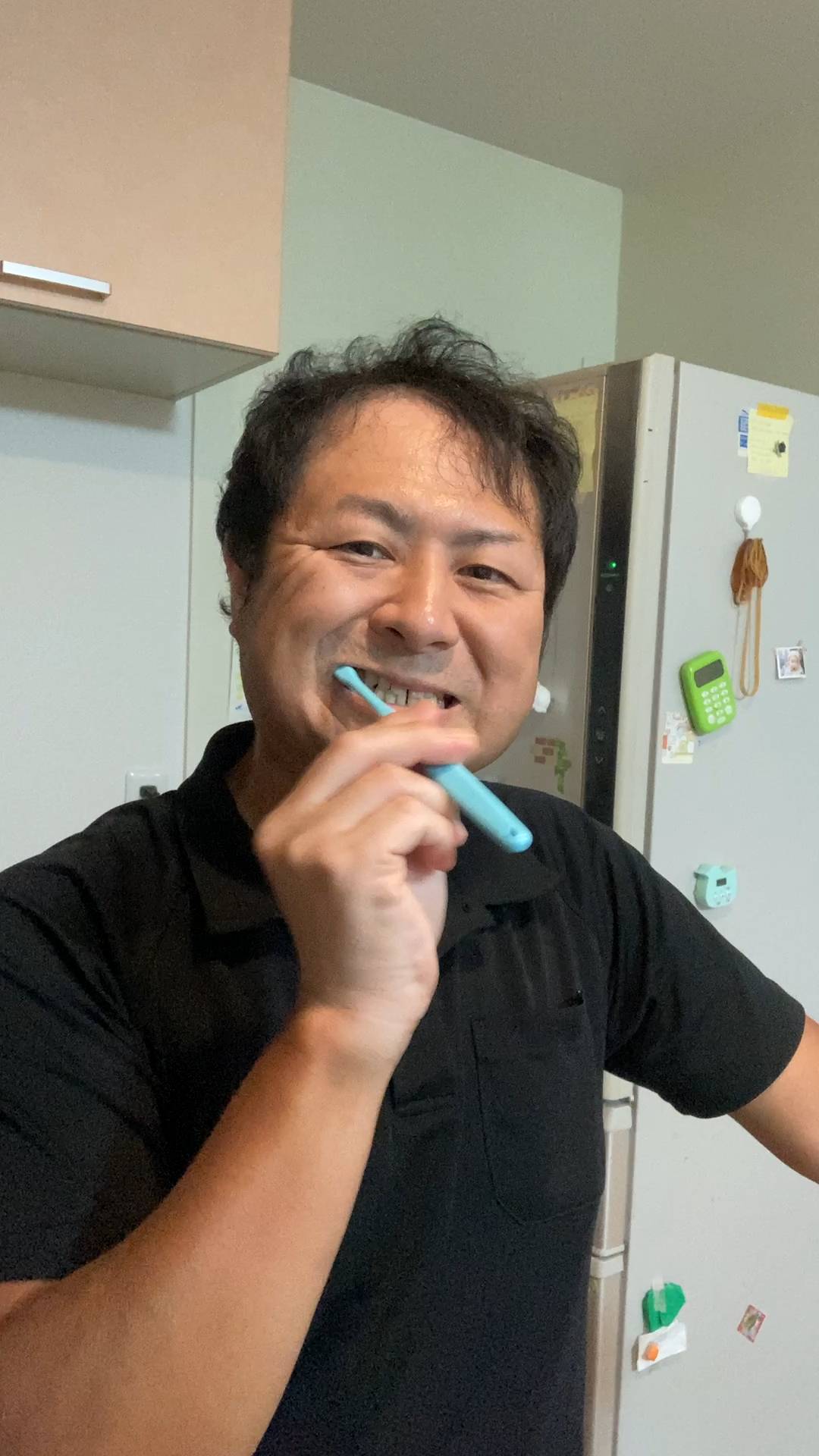 歯磨きをする男性｜歯磨き｜身だしなみ