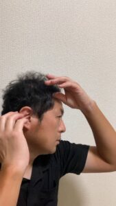 髪を整える男性｜育毛｜発毛