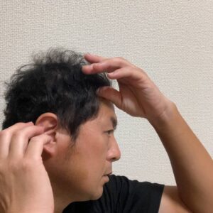 髪を整える男性｜育毛｜発毛