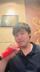 カラオケで歌う男性｜カラオケ｜歌唱