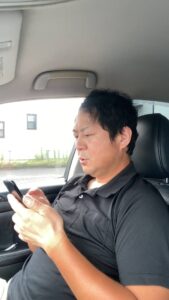 車で時間を潰す男性｜休憩｜車