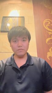 ガッツポーズをする男性｜喜び｜日常