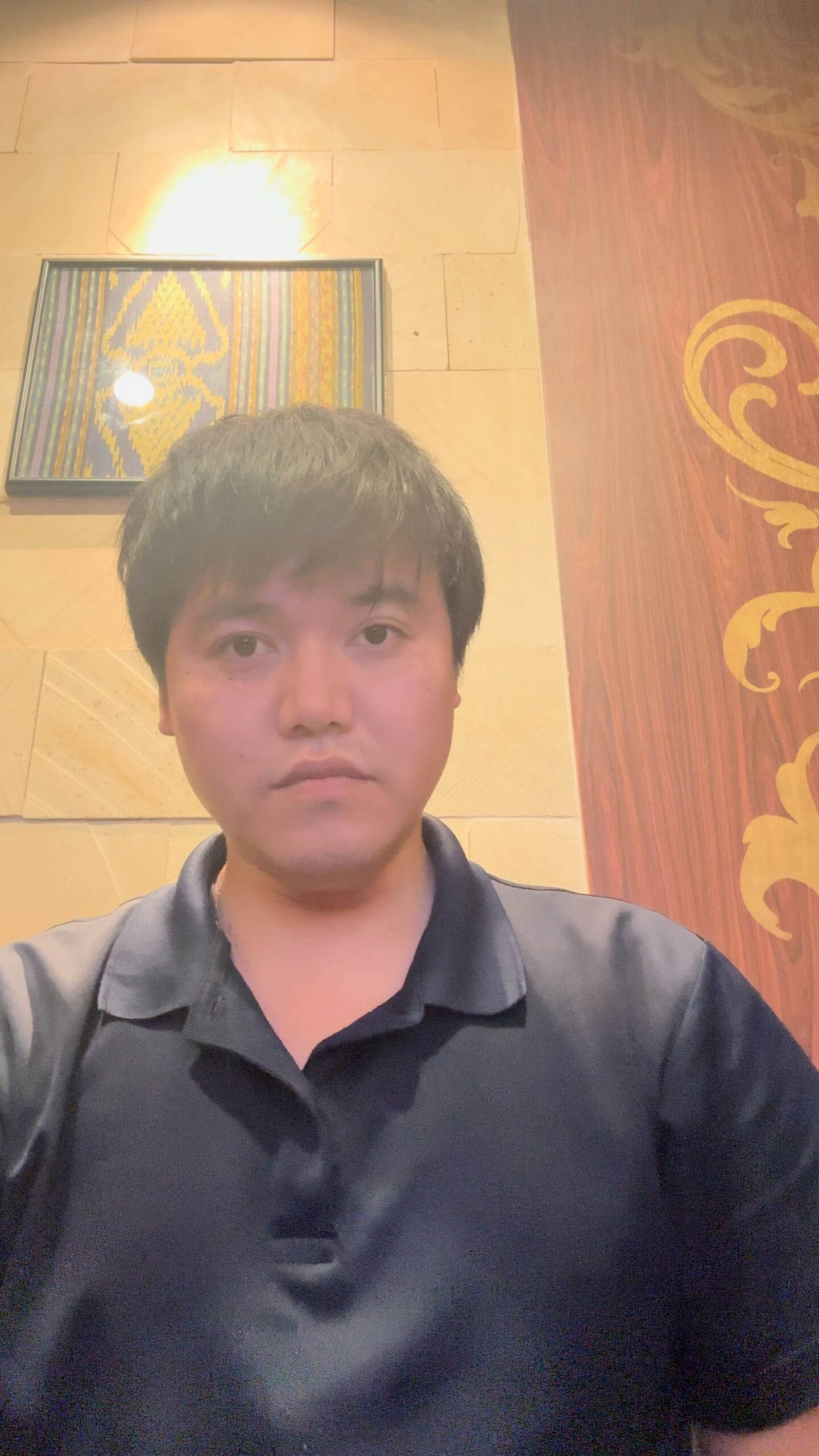 ガッツポーズをする男性｜喜び｜日常