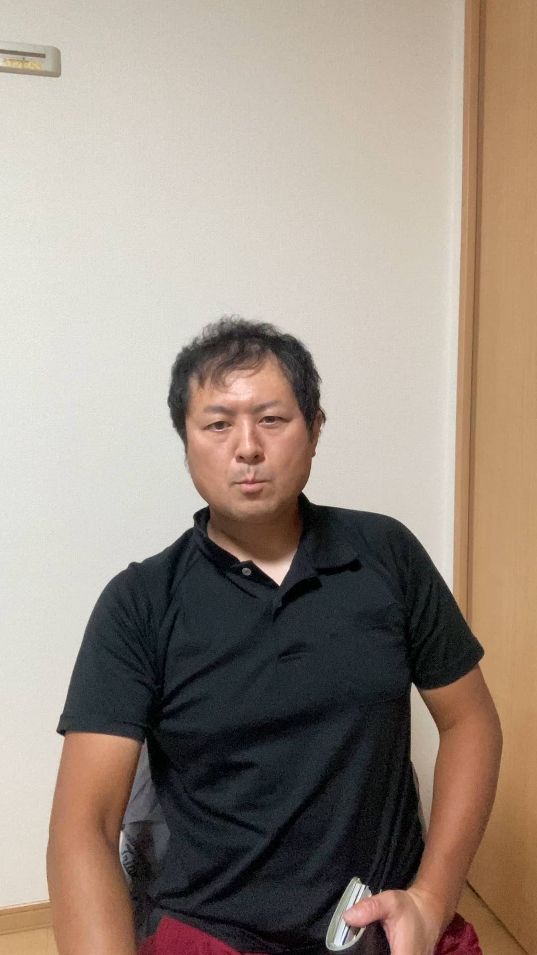 財布を見て落ち込む男性｜金欠｜副業