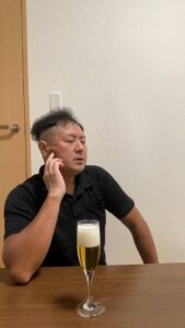 自宅で晩酌をする男性｜自宅｜お酒