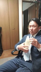 給与に喜ぶ男性｜高収入｜副業