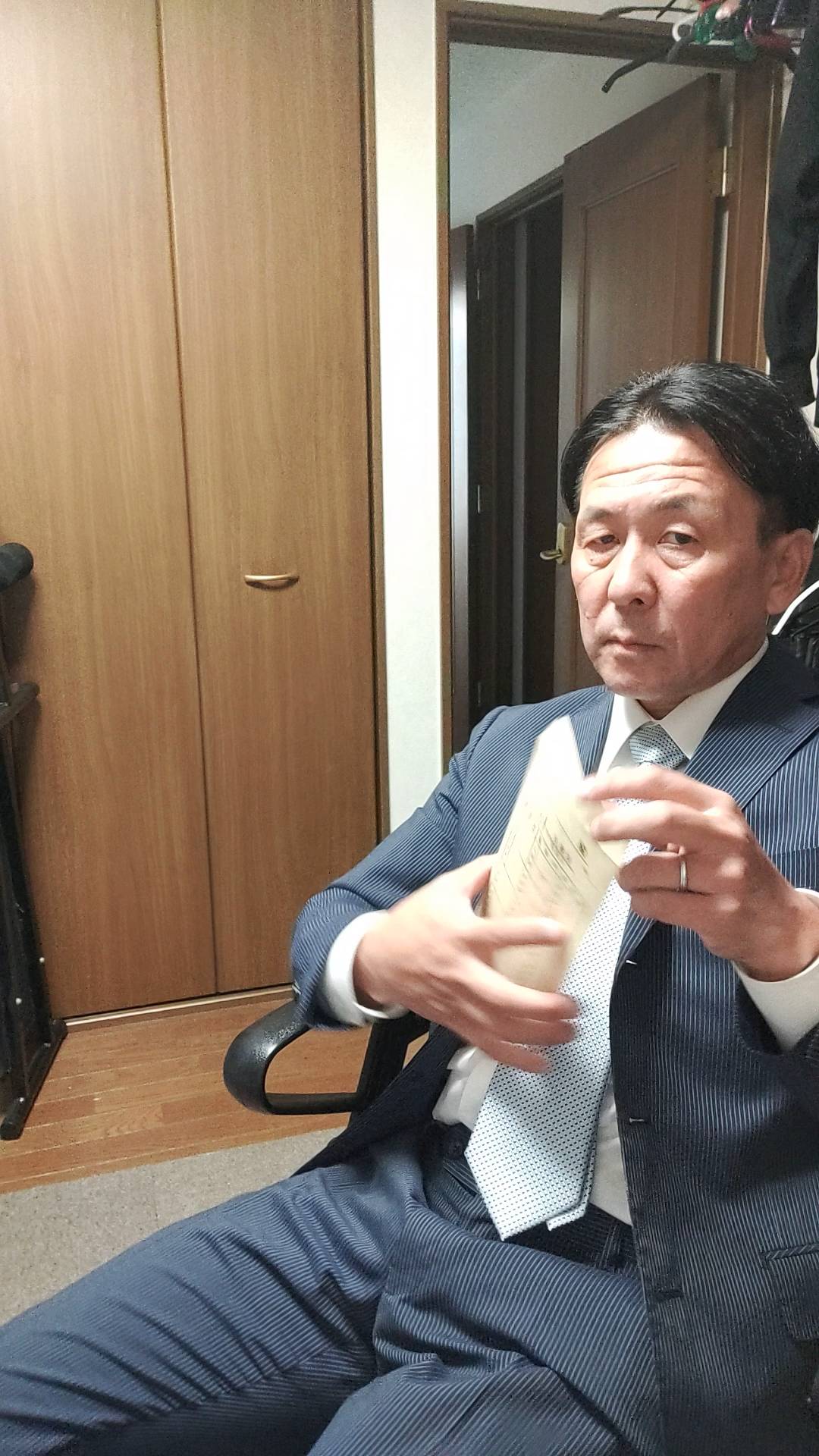 給与に喜ぶ男性｜高収入｜副業