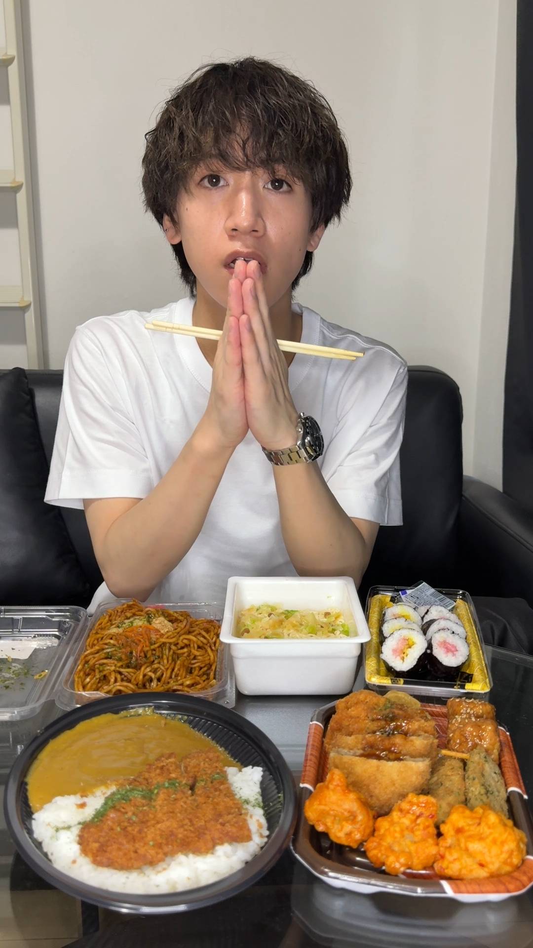 ジャンクフードを食べる男性｜爆食｜ストレス