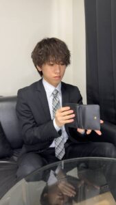 ボーナスが入って喜ぶ男性