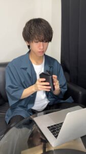 財布を開いて喜ぶ男性｜財布｜給与