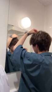 髪をセットする男性｜準備｜ヘアセット
