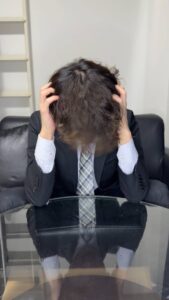 仕事でミスをした男性｜ストレス