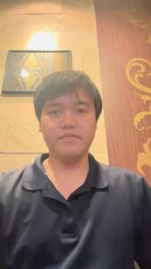 水を飲む男性｜飲食