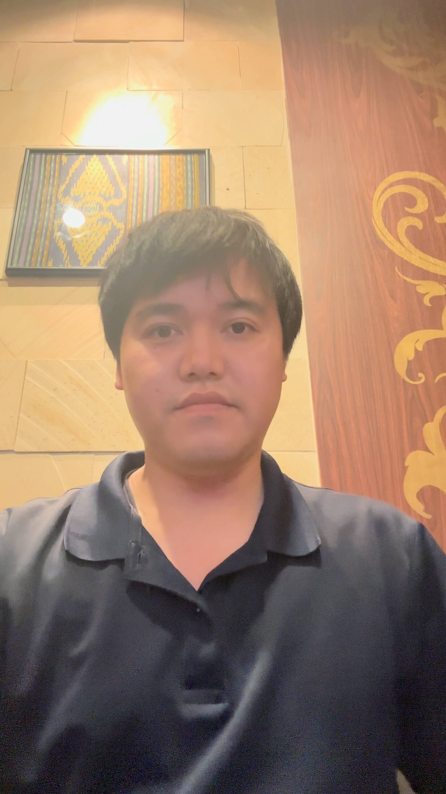 水を飲む男性｜飲食