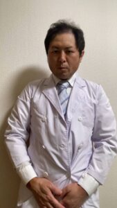 下を指すドクター｜医者｜説明