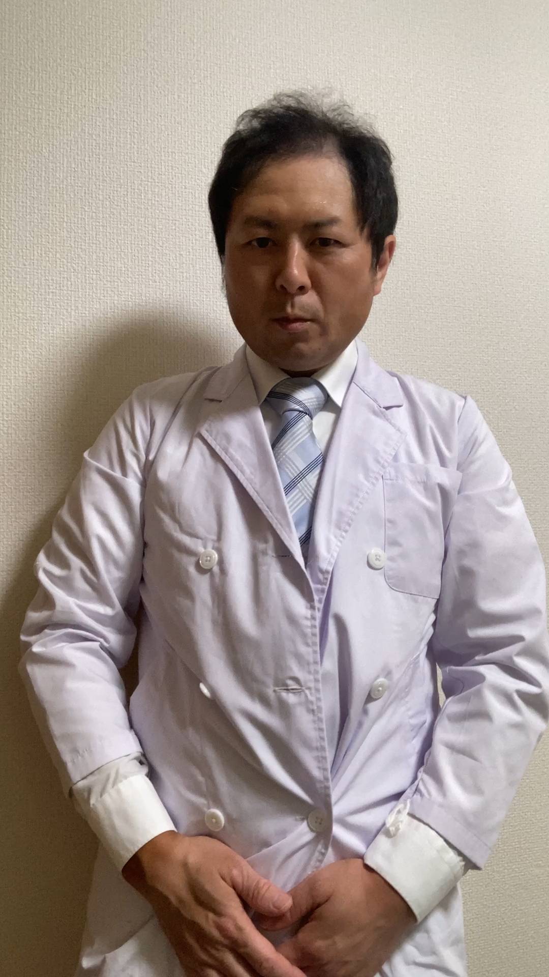 下を指すドクター｜医者｜説明