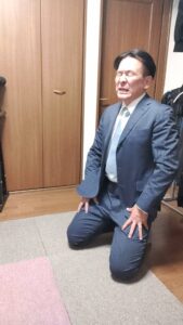 悔しがる男性｜スーツ｜悔しい