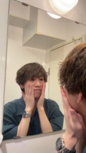 スキンケアをする男性｜美容｜