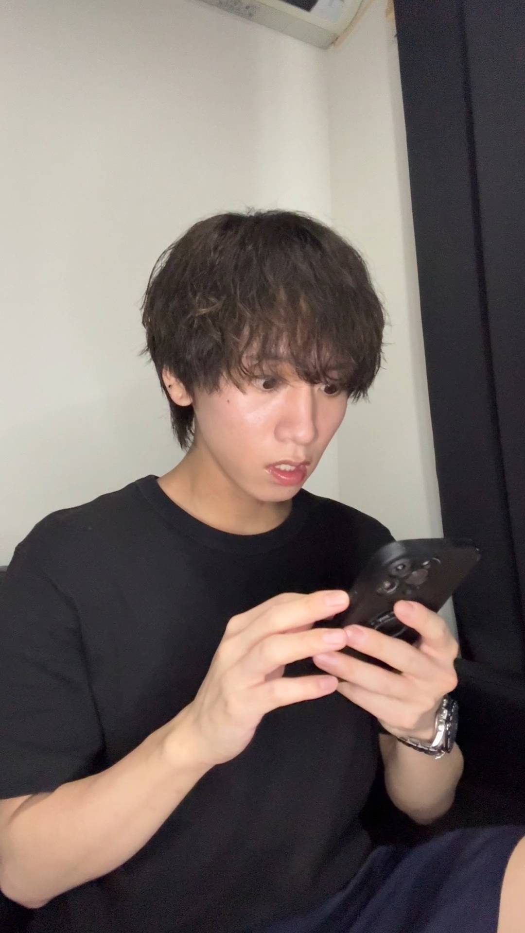 スマホを見てガッツポーズをする男性｜スマホ｜ガッツポーズ