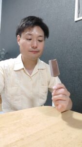 まずいものを食べた男性｜食事｜苦手