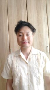 画面からフェードアウトする男性｜去り際