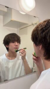 髭を剃る男性｜髭｜髭剃り