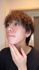 髭剃り残しをチェックする男性｜髭剃り｜髭