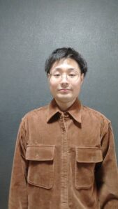 服を破る男性｜洋服