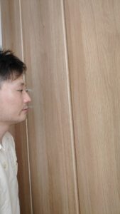 壁に頭をぶつける男性｜壁｜後悔