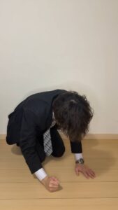 落ち込むスーツの男性｜後悔｜落ち込む