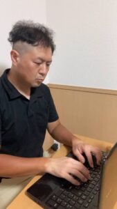 PC作業をする男性｜仕事｜PC