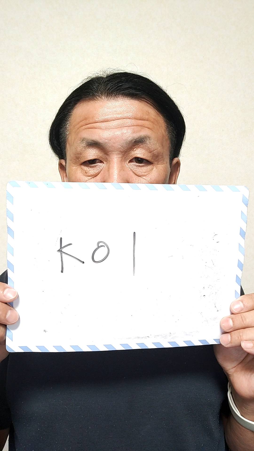 シワを気にする男性｜シワ｜悩み