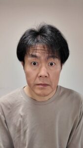 おでこのシワを気にする男性｜スキンケア｜コンプレックス