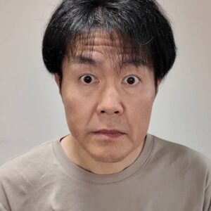 おでこのシワを気にする男性｜スキンケア｜コンプレックス