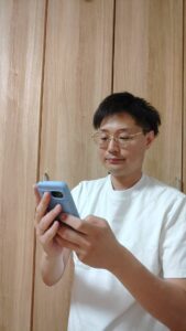 スマホを見て驚く男性｜スマホ｜驚き