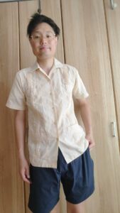 ポケットからものを取り出す男性