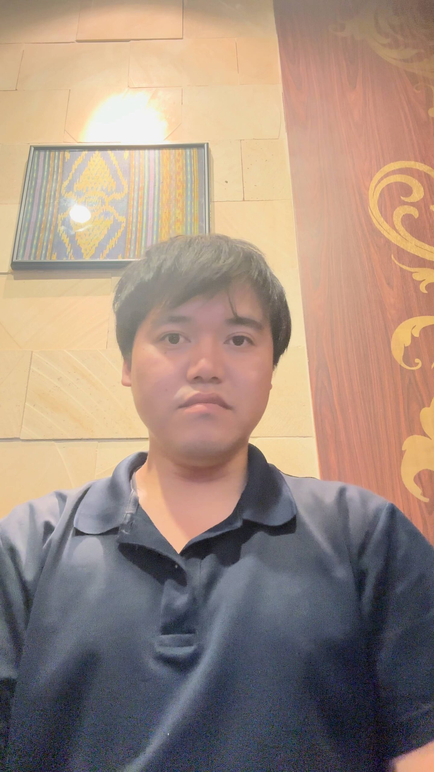 考え事をする男性｜悩み｜日常