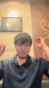 頭を抱え込む男性｜悩み｜日常