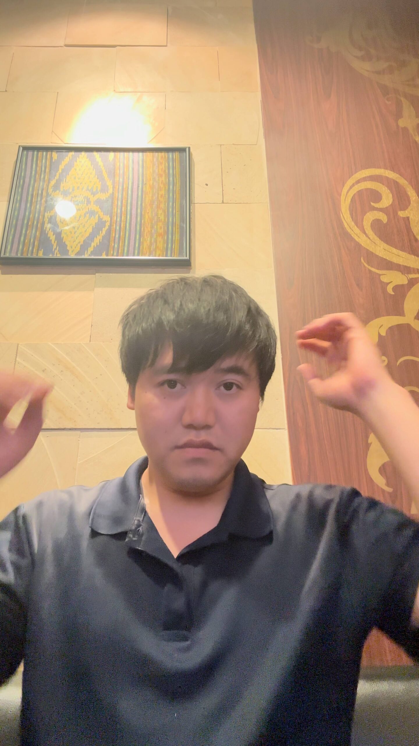 頭を抱え込む男性｜悩み｜日常