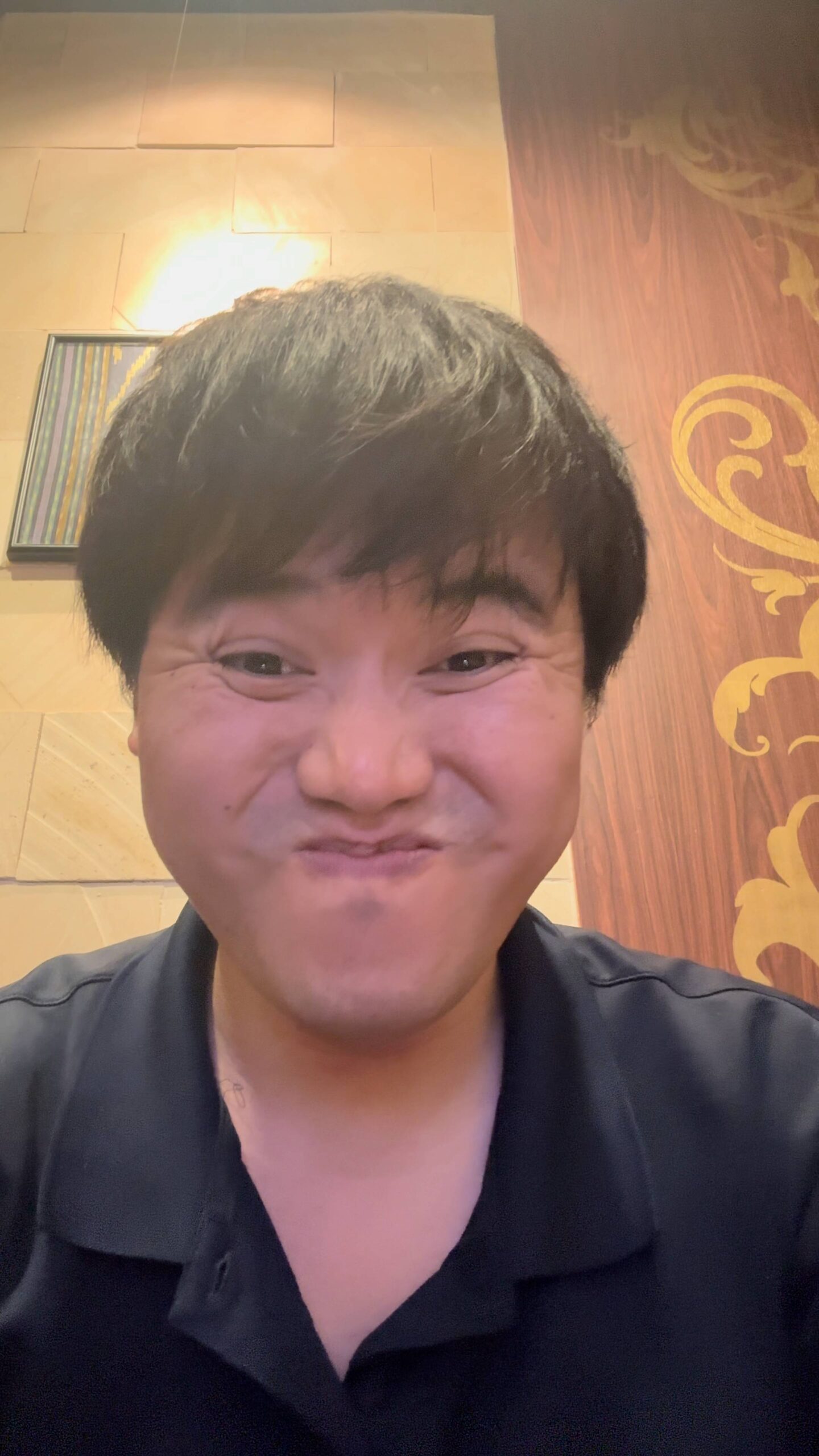 変顔をする男性｜おもしろ