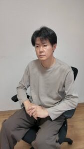 むしゃくしゃしている男性｜イライラ