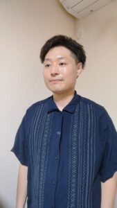 ガッツポーズをする男性｜ガッツポーズ｜喜び