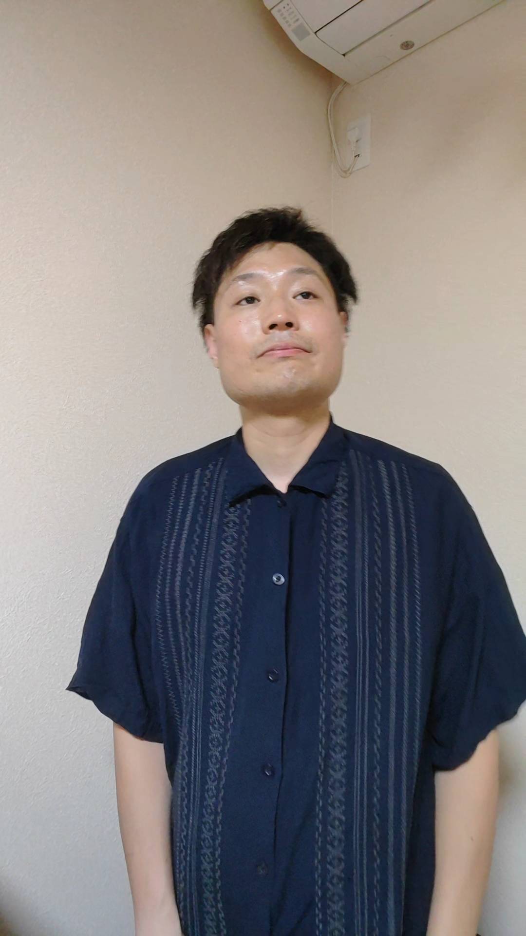 ハッと気づく男性｜驚き