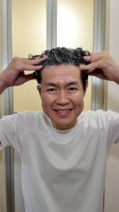 お風呂でシャンプーをする男性｜頭皮｜洗浄