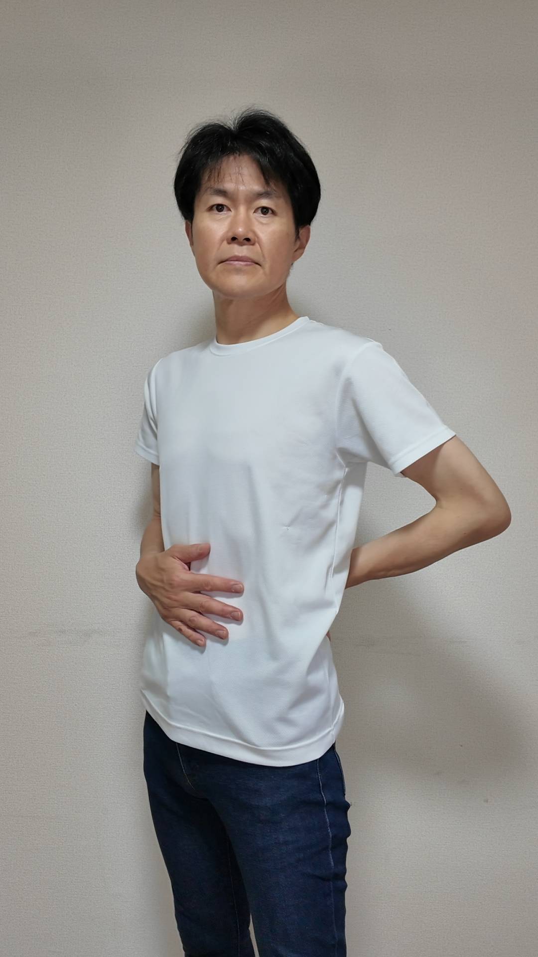 お腹と背中を撫でる男性｜腹痛｜腰痛