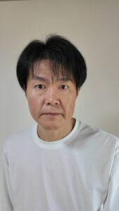 髪を梳かす男性｜髪｜櫛