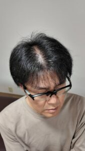 老眼鏡をかける男性｜老眼鏡｜メガネ