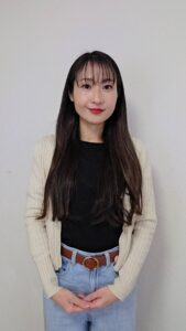 手を合わせてお願いする女性｜ポーズ