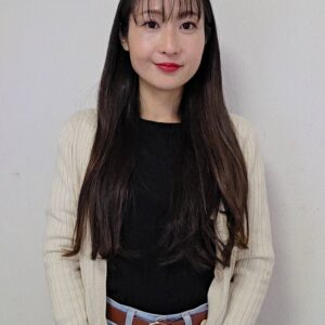 手を合わせてお願いする女性｜ポーズ